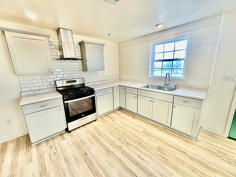 5012 W Olive Ave — Photo 6