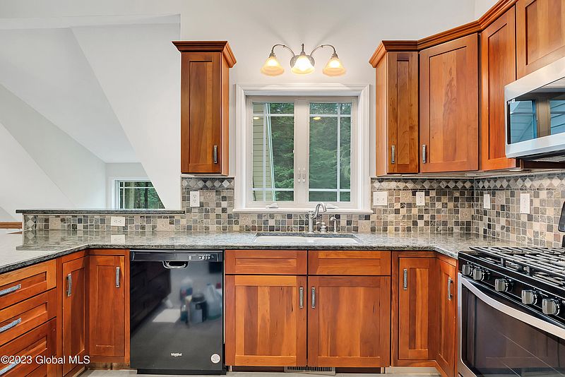 3rd image of 1155 Reynolds Road