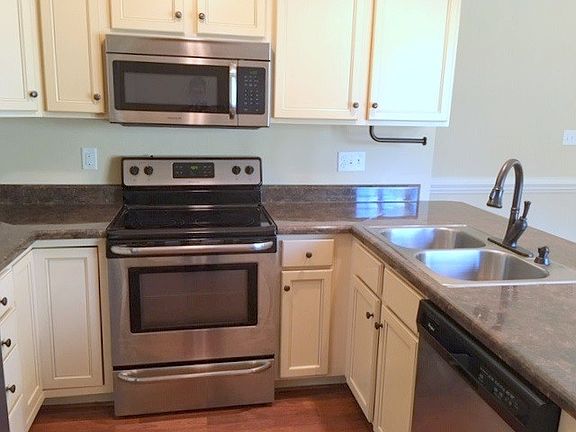 4th image of 208 Eastwood Dr