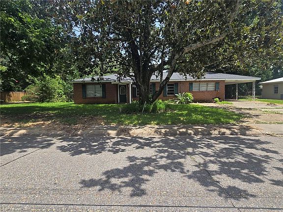 2nd image of 1903 Clover Ln
