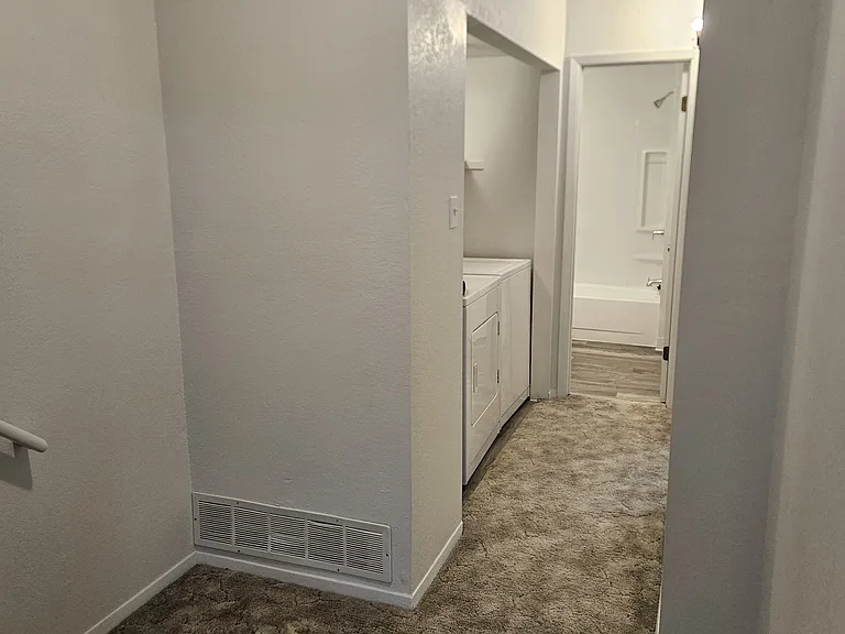 872 Russell St — Photo 15