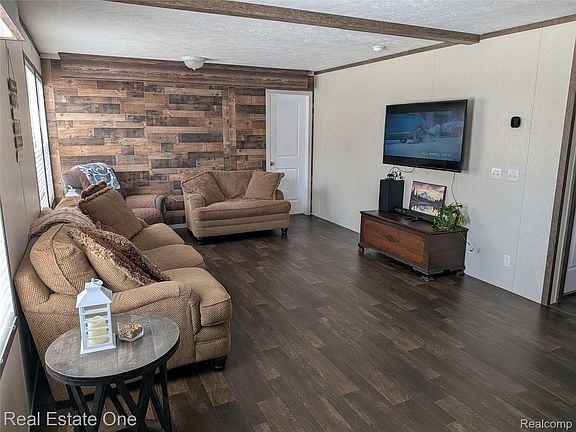 4th image of 573 Turquoise Dr