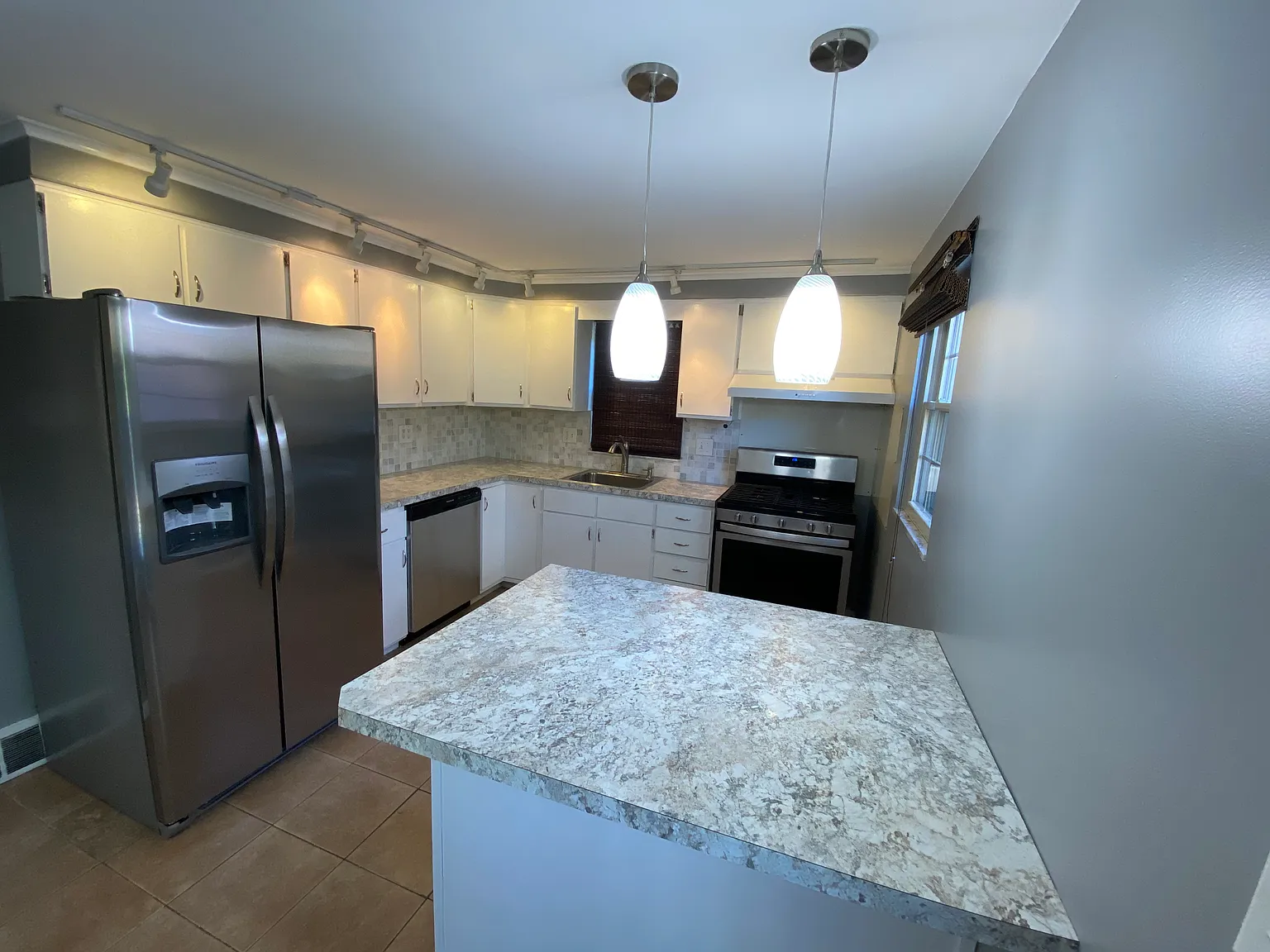 4 bed, 1400 sqft, $2,400 — Photo 4