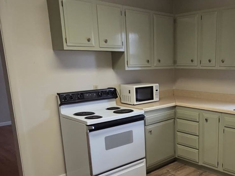 2nd image of 200 6th St E APT 2