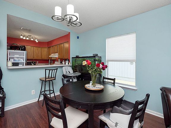 5th image of 2401 Townsquare Dr