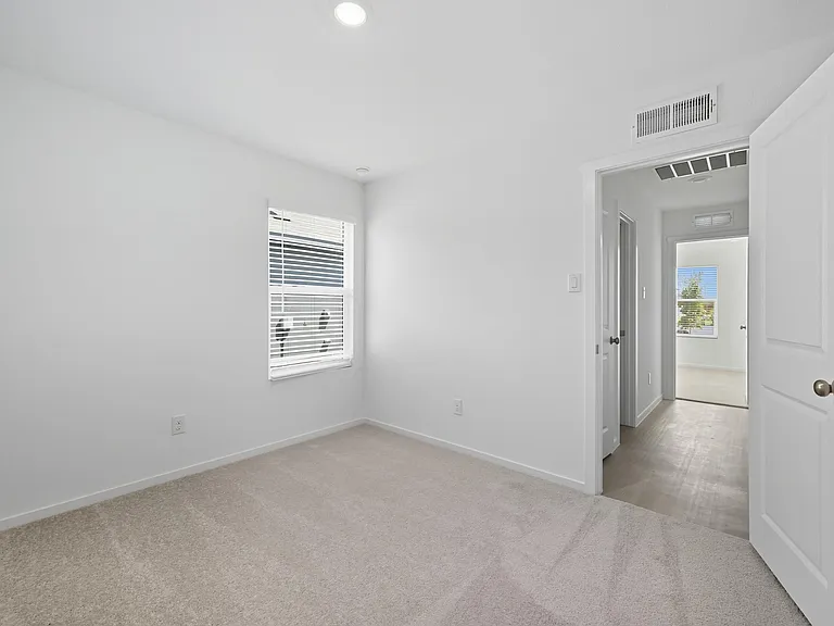 638 Montclaire Ave — Photo 8