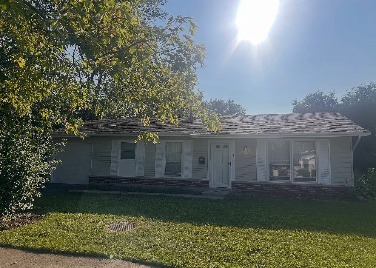 3 bed, 1084 sqft, $2,300 — Photo 1