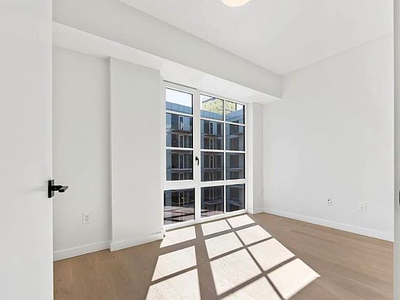 4th image of 3119 37th Ave #5D