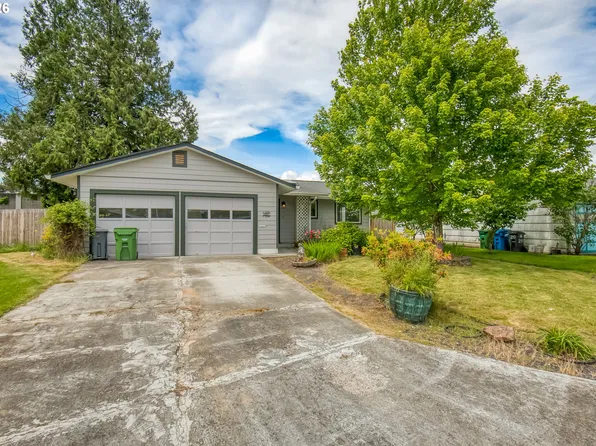 2257 Country Club Ter, Woodburn, OR 97071