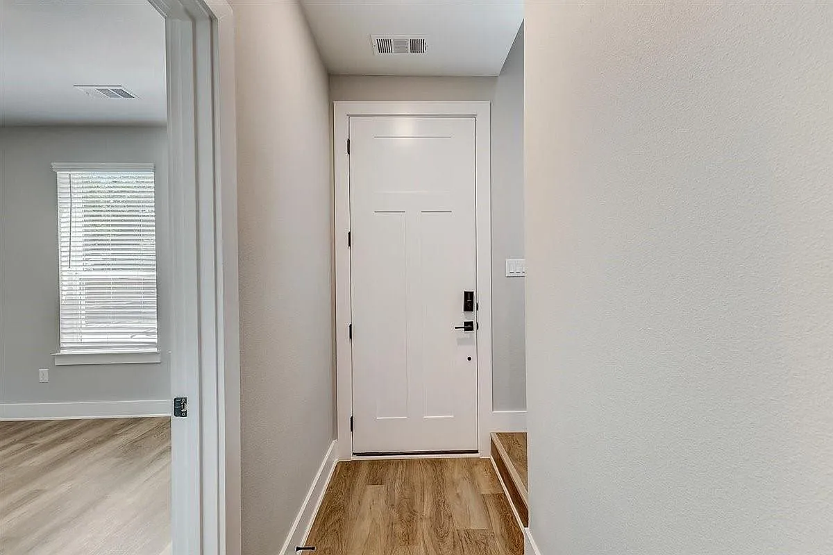 2 bed, 2.0 bath, 1148 sqft, $1,995 — Photo 2