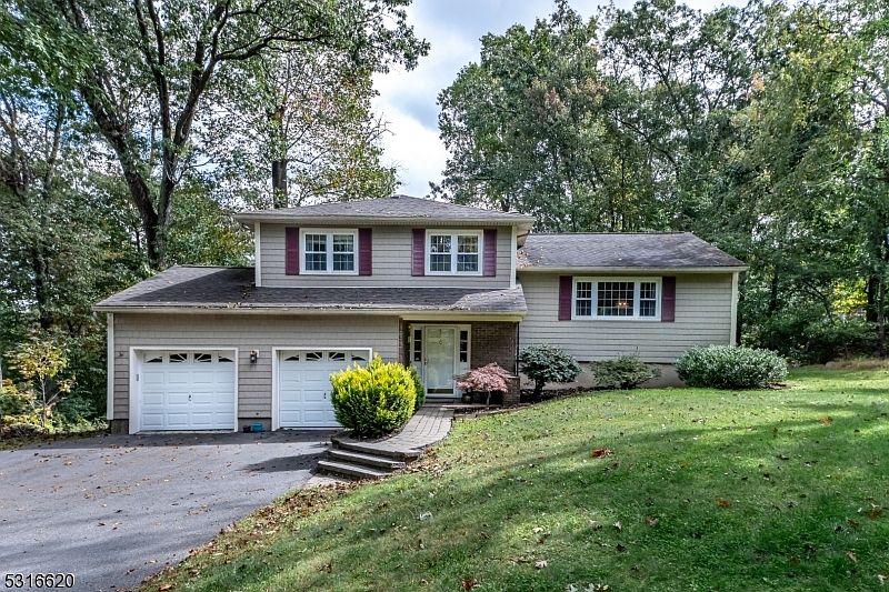 1st image of 23 Camelot Dr