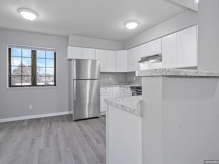 410 Fox Shores Dr — Photo 2