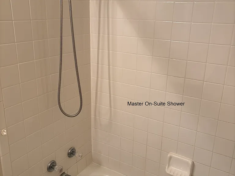 Master On-Suite Tub/Shower