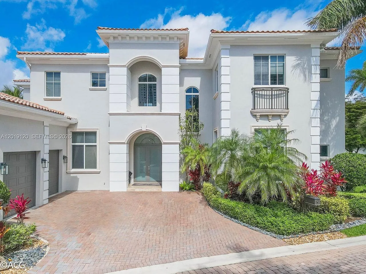 6 bed, 5.5 bath, 5224 sqft, $14,500 — Photo 2