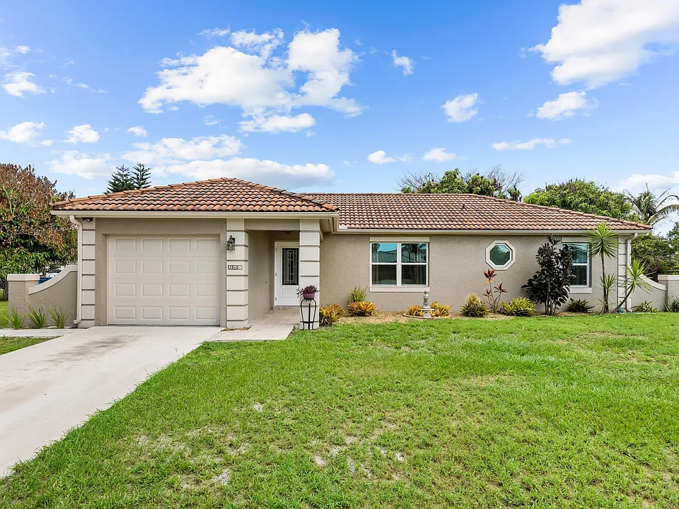265 SW Dalton Cir