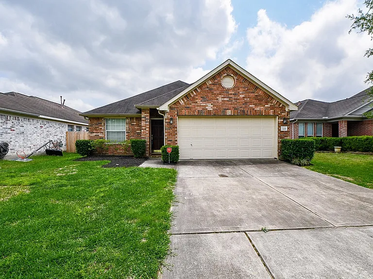 7218 Fox Hall Ln — Photo 2