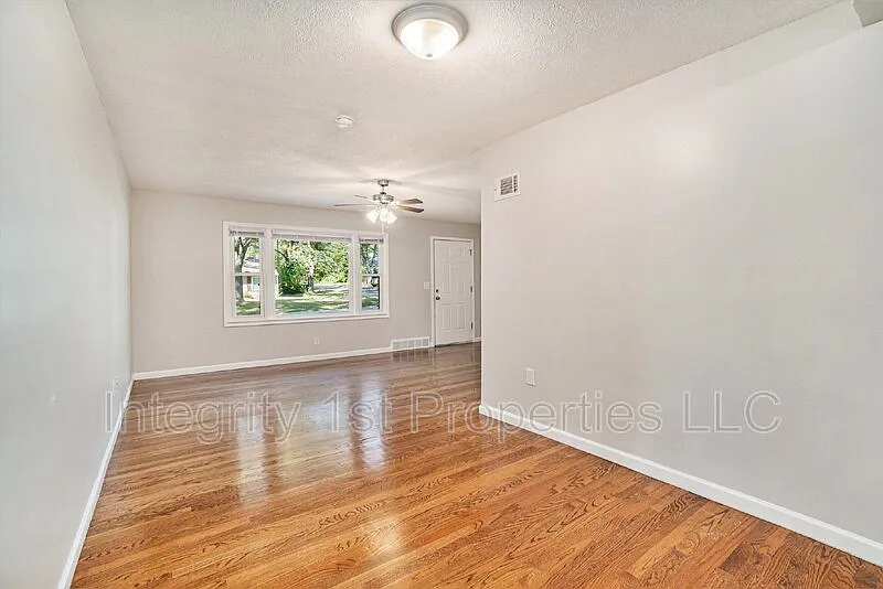 3 bed, 2.0 bath, 1778 sqft, $1,850 — Photo 3