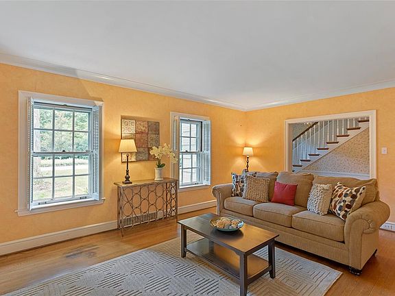 5th image of 2 Robin Hill Ln