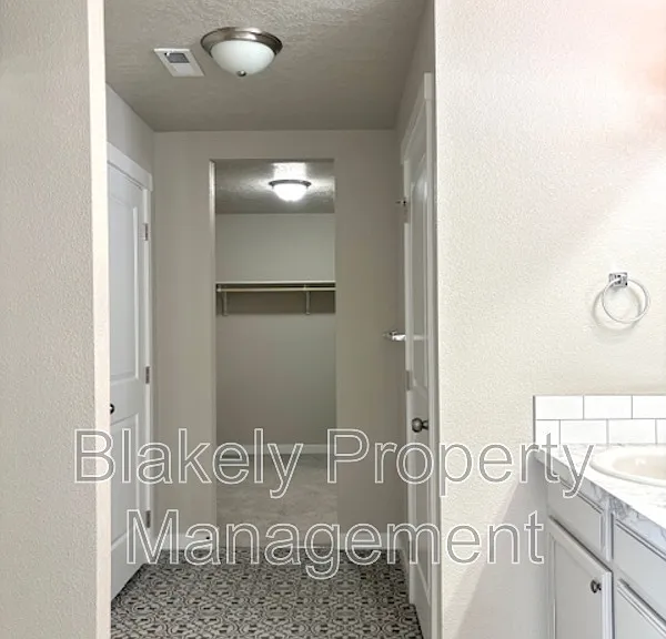 645 SW Inby St — Photo 5