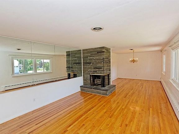 3rd image of 413 Hackett Blvd