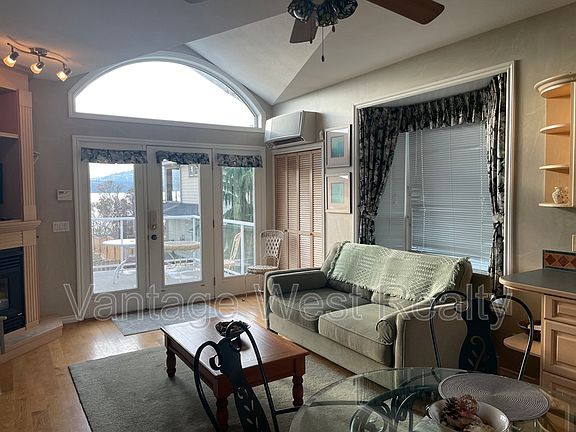 4th image of 958 Manhattan Dr