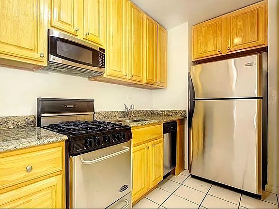 4th image of 300 W 55th St APT 14x
