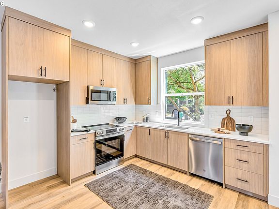 5th image of 2389 SE 45th Ave