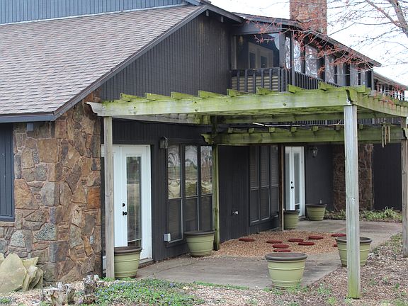 Beautiful pergola w/patio