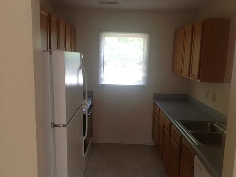 633 Winthrop Ct — Photo 6