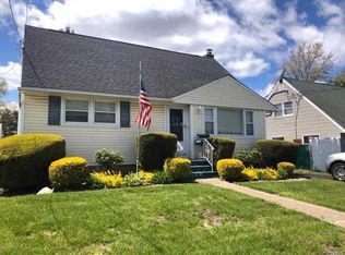 29 Carleton St, Westbury, NY 11590
