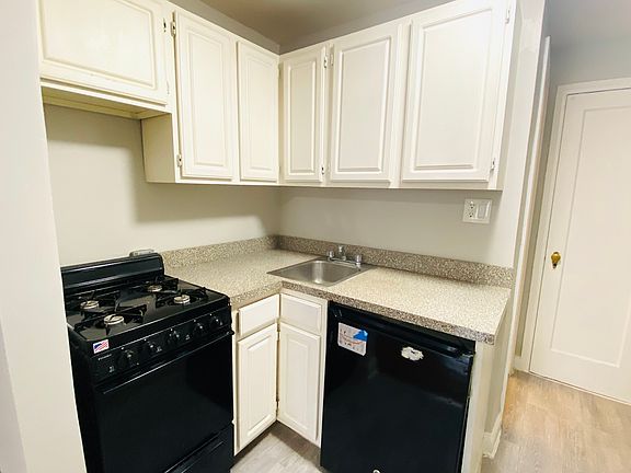 4th image of 128 Saint Marks Pl #A3