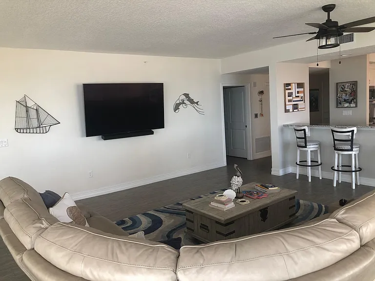 Family Room
Smart TV