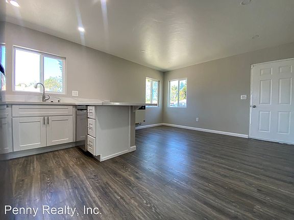 3rd image of 2619 Magnolia Ave
