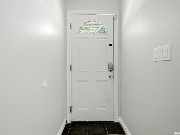 2nd image of 455 Froom CRESCENT