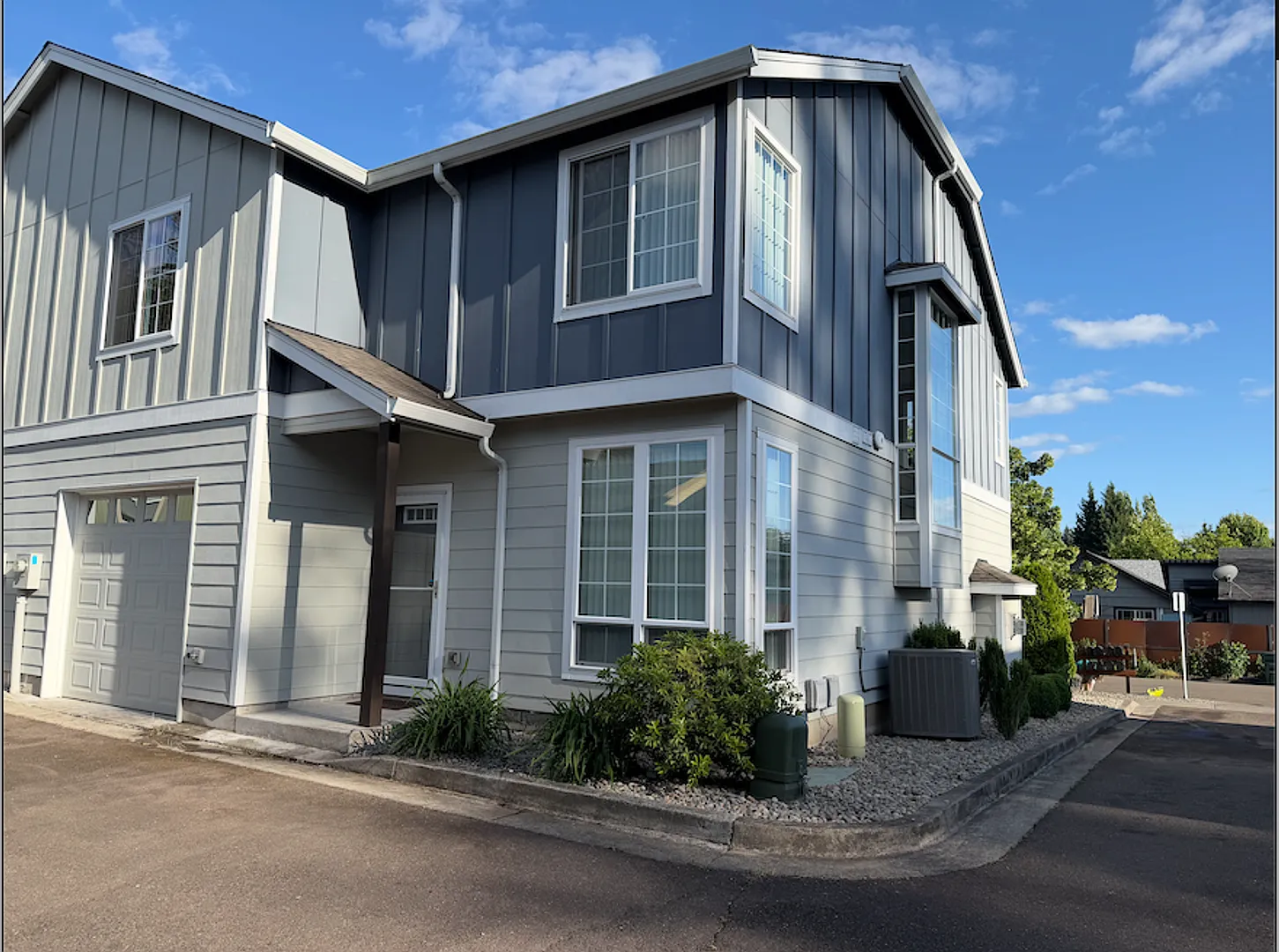 Beautiful 4 BR, 2 1/2 BA with main floor Bedroom or Office — Photo 4