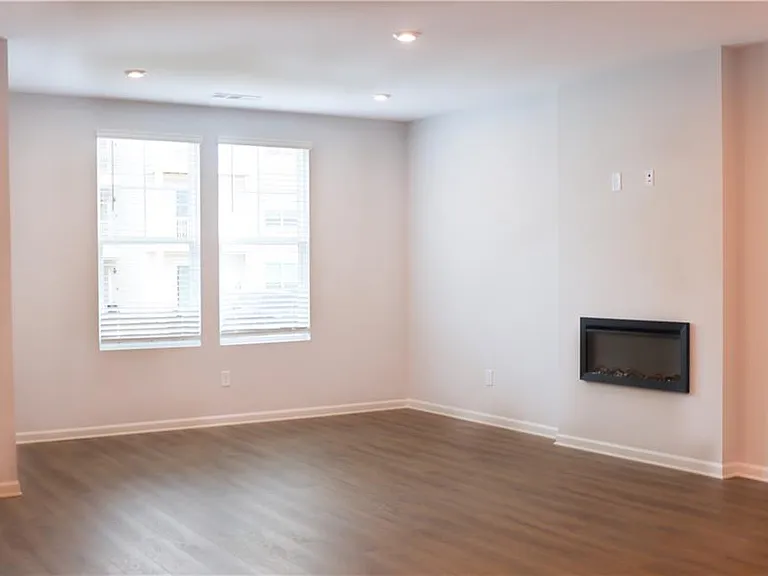 483 Crown Dr — Photo 4