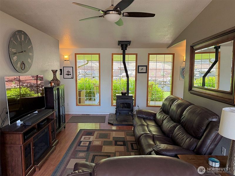4th image of 32765 Rays Place N