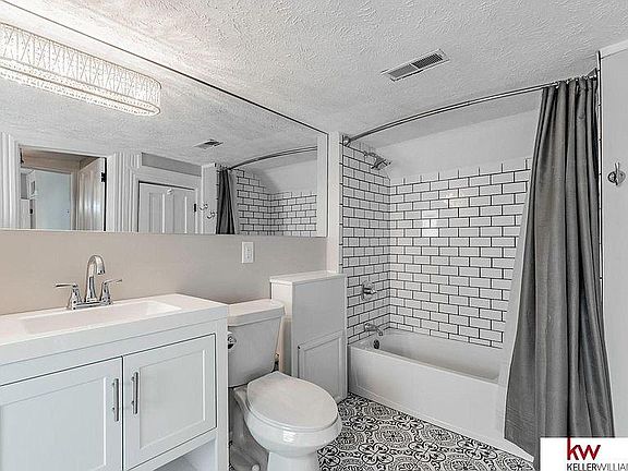 5th image of 902 N 49th Ave APT 1
