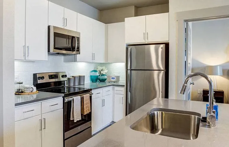 Everly Apartments — Photo 4