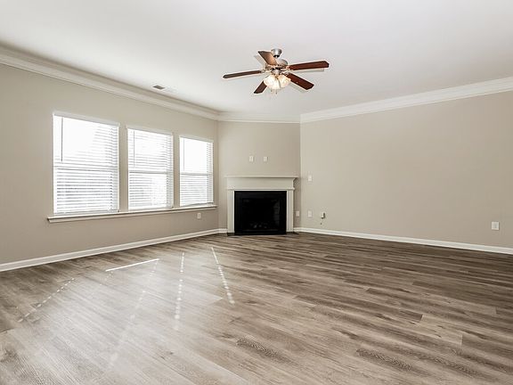 4th image of 704 Douglass Cir