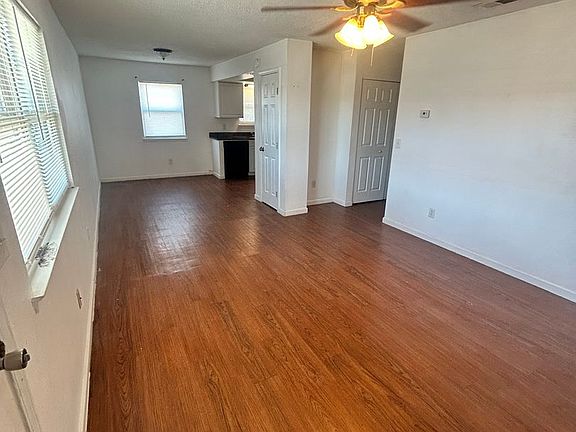 4th image of 3914 E 11th St #404
