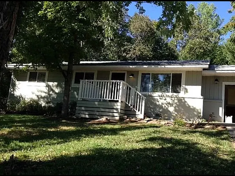 348 E Cleburn St — Photo 2