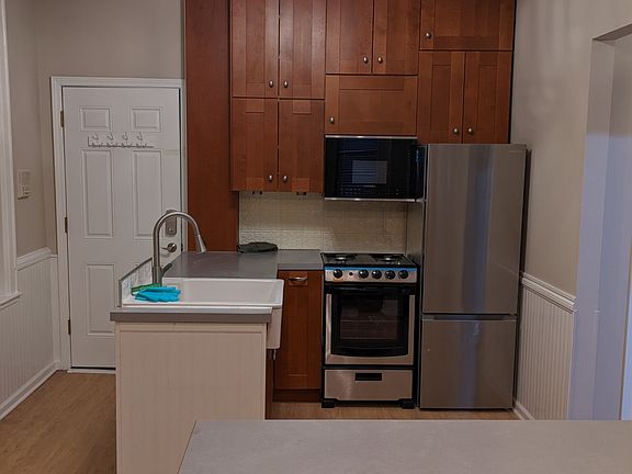 2nd image of 1418 N Greenview Ave #1F