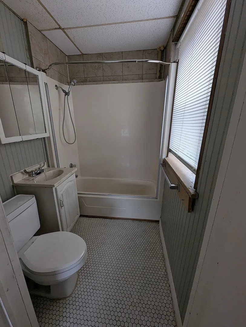 Building Photo - 415 S Broadway St #15