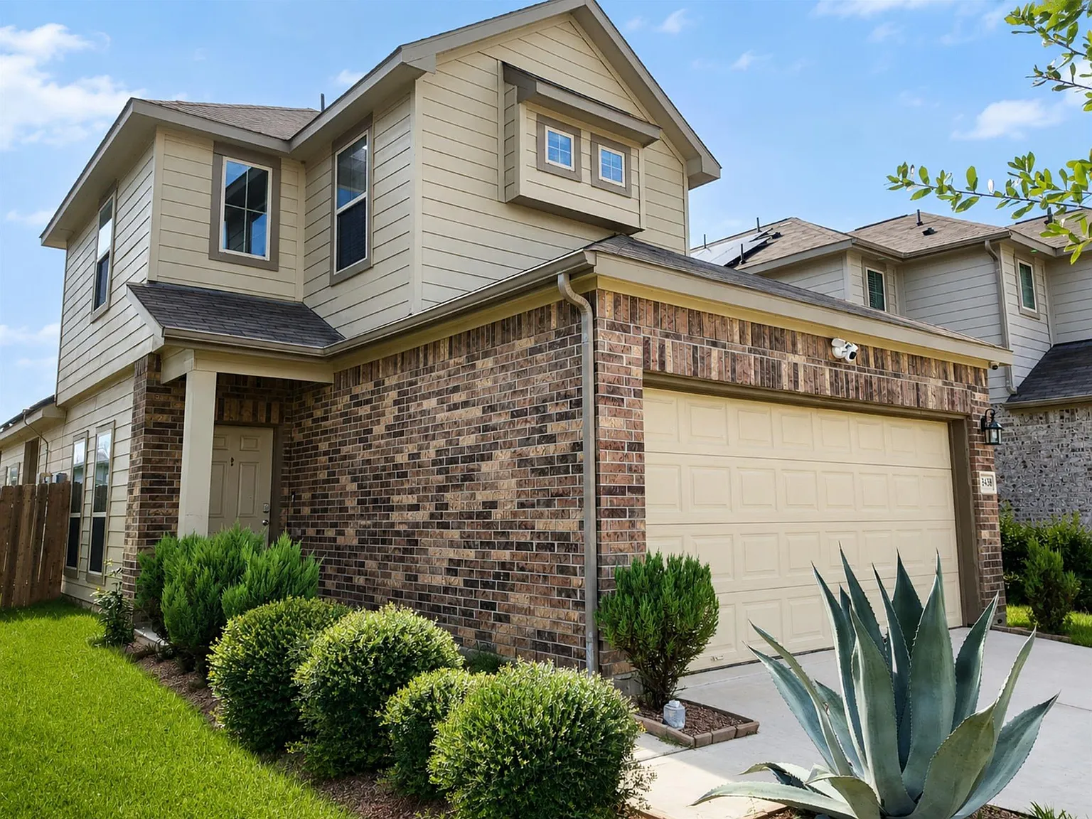 3 bed, 2.5 bath, 1656 sqft, $2,300 — Photo 2