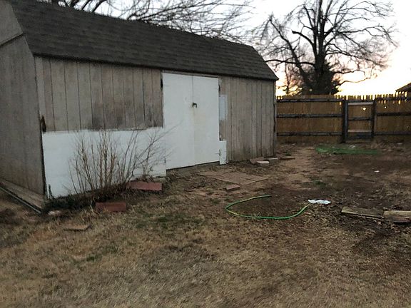 She’d in back yard