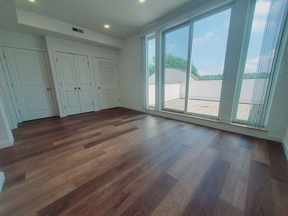 5th image of 916 Hope St #401