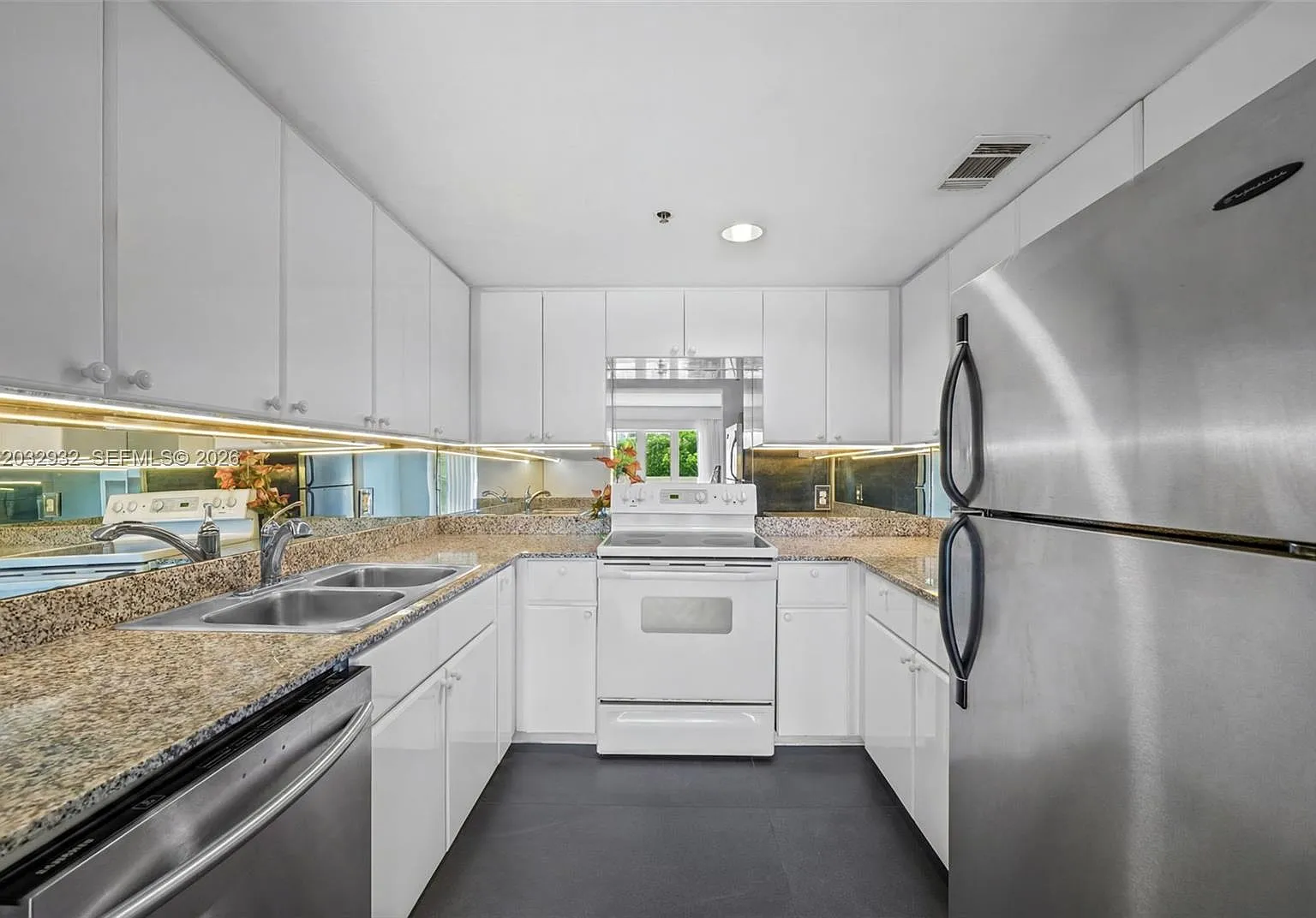 The Ambassadors Condo — Photo 4