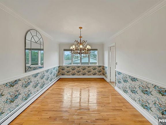 5th image of 141 Middlesex Ave