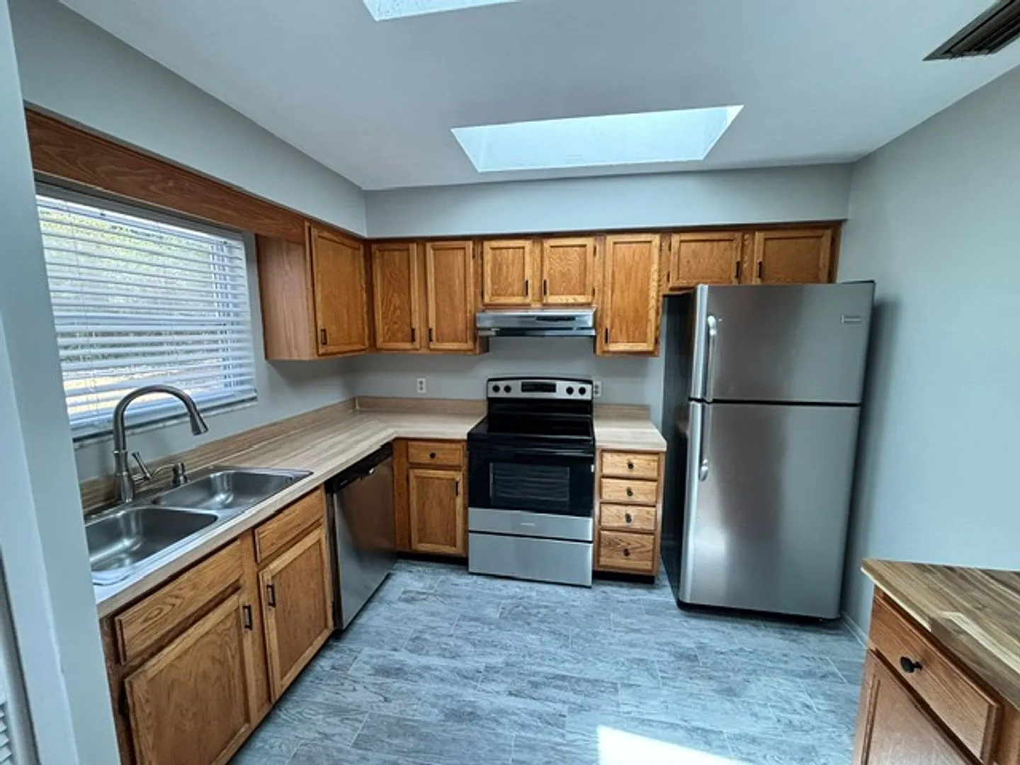 3 Bedroom home on a Cul-de-sac with a large Fenced yard — Photo 4